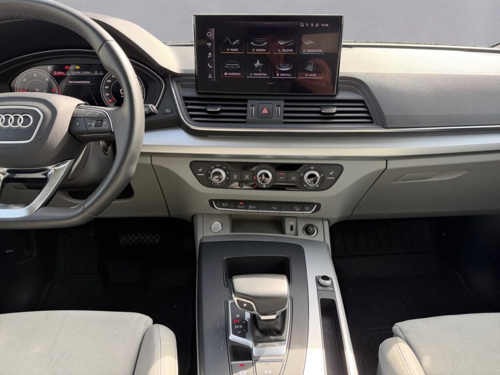 Audi Q5 Exposé-Bild 11